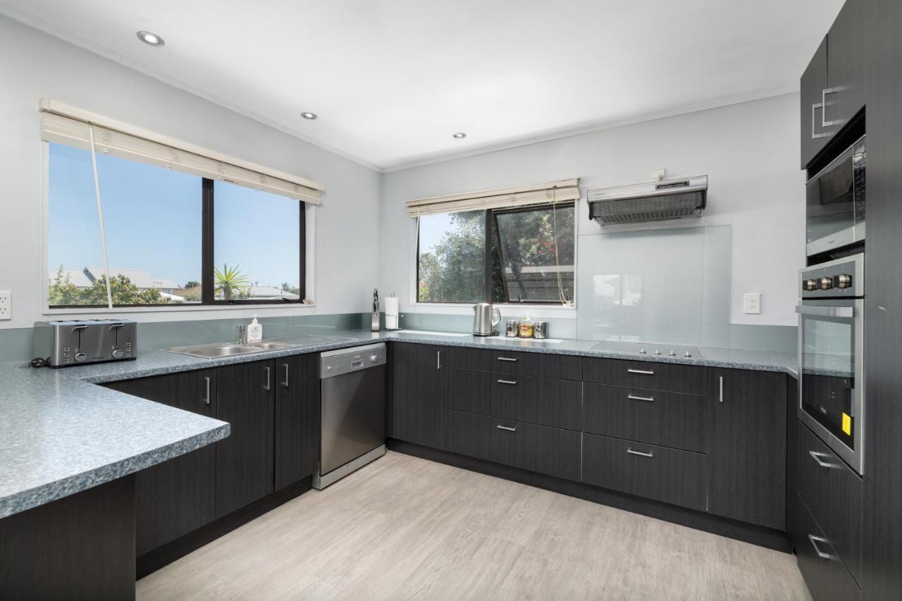 Convenient Family Bach With Easy Access To Blake Park The Beach And Downtown Mount Maunganui Bagian luar foto